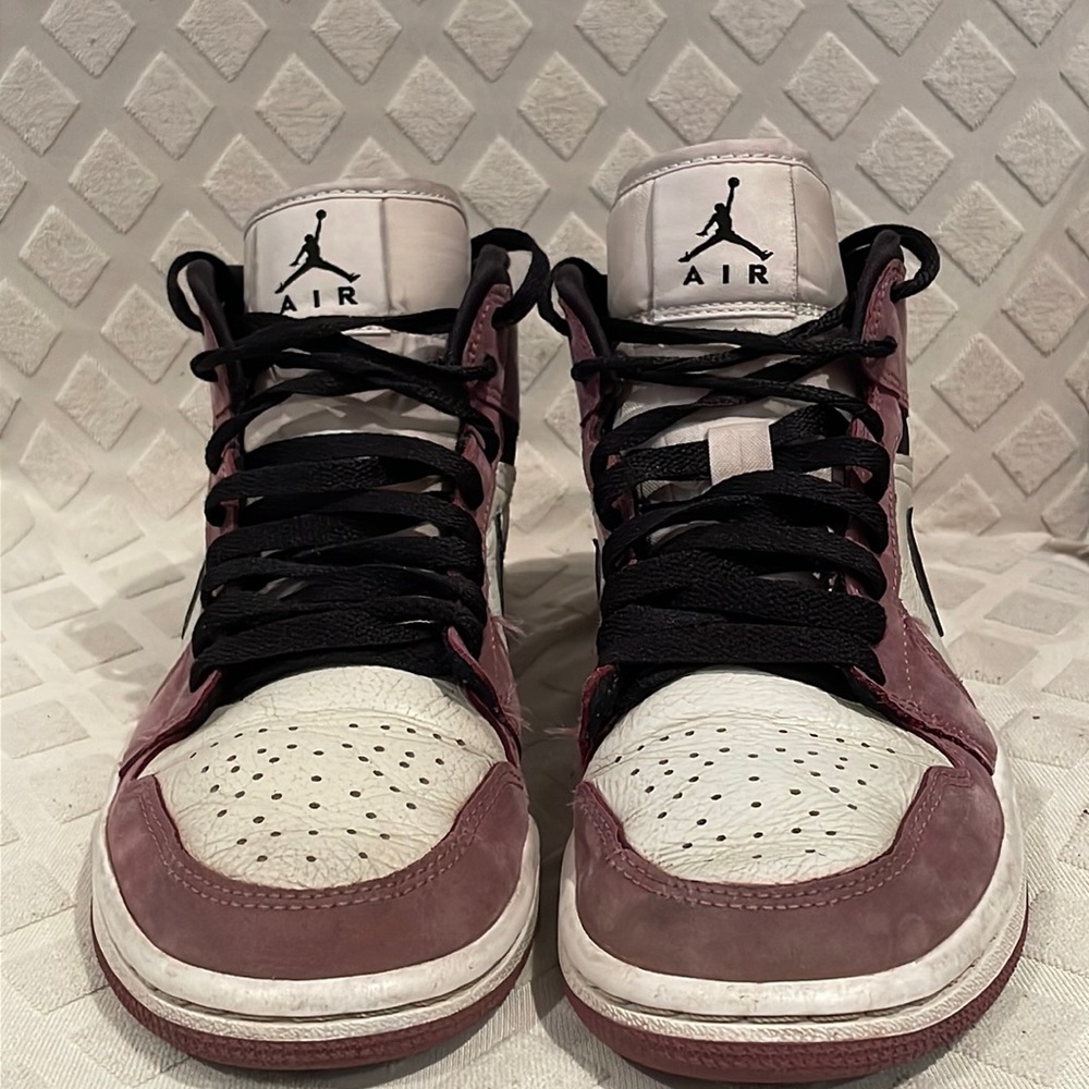 Women’s Berry pink Jordan 1’s Size 6